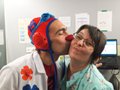 Profesionales del servicio de Pediatría se preparan para recibir los besos de Fermí Fernandes